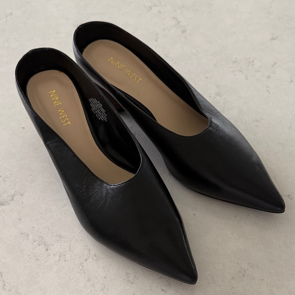 Nine West black leather pointed-toe Verra mule. Size 8 1/2.